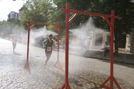 Около двух тысяч одесситов принимают участие в полумарафоне (фото)