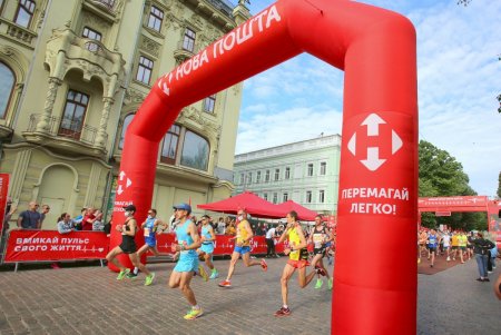 Около двух тысяч одесситов принимают участие в полумарафоне (фото)