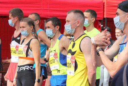 Около двух тысяч одесситов принимают участие в полумарафоне (фото)