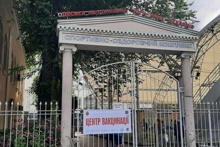 На стадионе на Фонтанской дороге открыли первый в городе центр массовой вакцинации (фото)