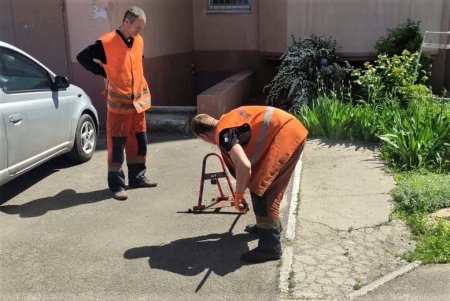 В двух районах города демонтированы незаконно установленные юнипаркеры (фото)