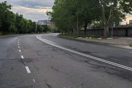 Дорожную разметку на улице Краснова нанесли «холодным пластиком»