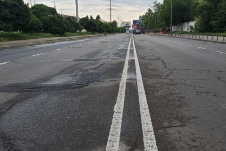 Дорожную разметку на улице Краснова нанесли «холодным пластиком»