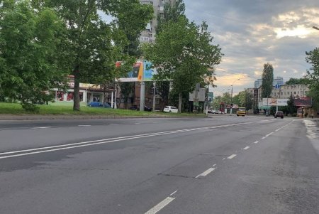 Дорожную разметку на улице Краснова нанесли «холодным пластиком»