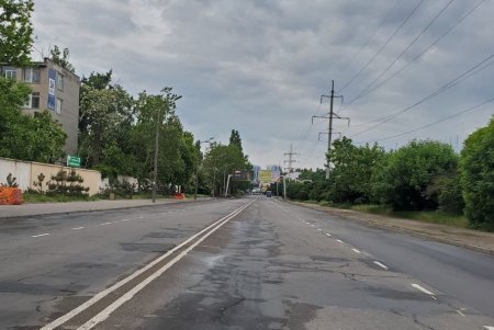 Дорожную разметку на улице Краснова нанесли «холодным пластиком»
