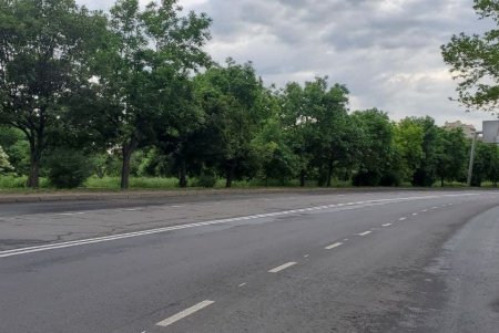 Дорожную разметку на улице Краснова нанесли «холодным пластиком»
