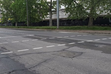 Дорожную разметку на улице Краснова нанесли «холодным пластиком»