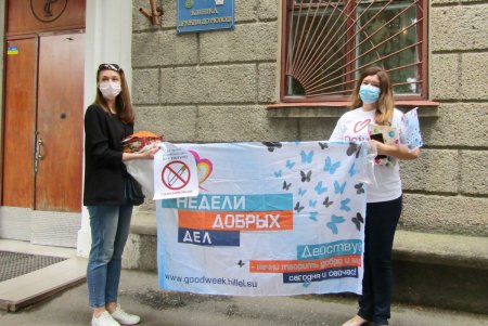 В рамках Всемирного дня без табака одесские курильщики получили возможность обменять сигарету на конфету (фото)