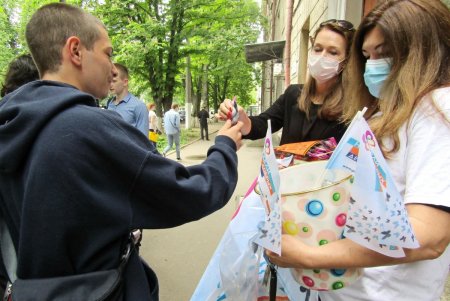 В рамках Всемирного дня без табака одесские курильщики получили возможность обменять сигарету на конфету (фото)