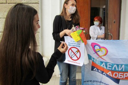 В рамках Всемирного дня без табака одесские курильщики получили возможность обменять сигарету на конфету (фото)