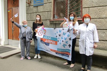В рамках Всемирного дня без табака одесские курильщики получили возможность обменять сигарету на конфету (фото)