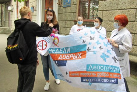 В рамках Всемирного дня без табака одесские курильщики получили возможность обменять сигарету на конфету (фото)