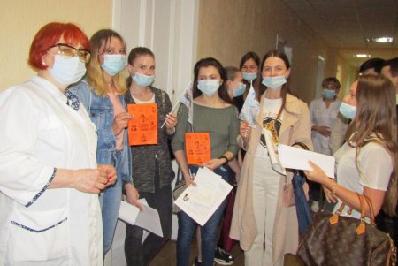 В рамках Всемирного дня без табака одесские курильщики получили возможность обменять сигарету на конфету (фото)