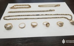 Полицейский Овидиопольского района напал на женщину, украл украшения и почти 800 тысяч гривен