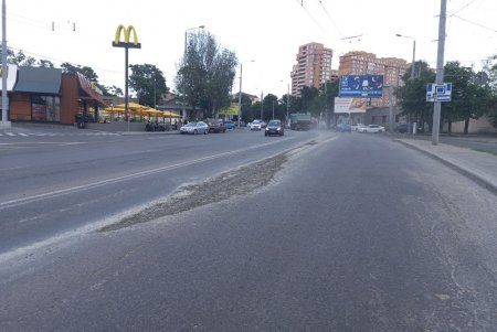 В районе автовокзала дорогу очистили от разлитого бетона, создававшего аварийную ситуацию