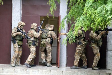 Со стрельбой и спецназом: в гимназии № 4 прошли учения по обезвреживанию террориста (фоторепортаж)