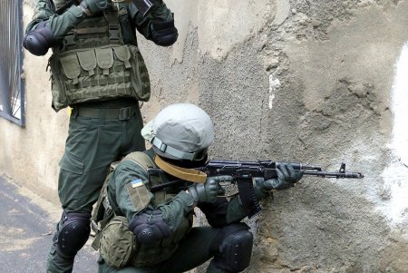 Со стрельбой и спецназом: в гимназии № 4 прошли учения по обезвреживанию террориста (фоторепортаж)