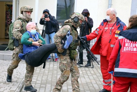 Со стрельбой и спецназом: в гимназии № 4 прошли учения по обезвреживанию террориста (фоторепортаж)
