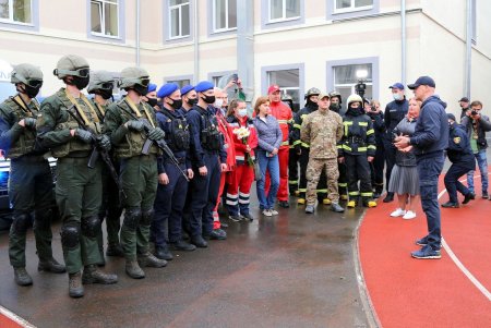 Со стрельбой и спецназом: в гимназии № 4 прошли учения по обезвреживанию террориста (фоторепортаж)