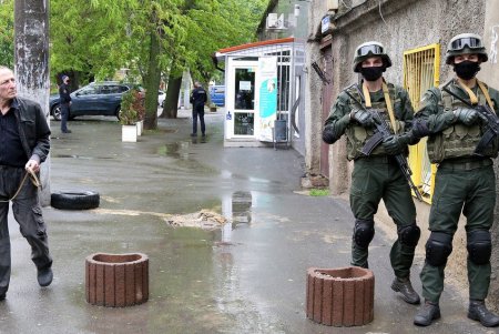 Со стрельбой и спецназом: в гимназии № 4 прошли учения по обезвреживанию террориста (фоторепортаж)