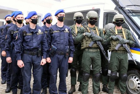 Со стрельбой и спецназом: в гимназии № 4 прошли учения по обезвреживанию террориста (фоторепортаж)
