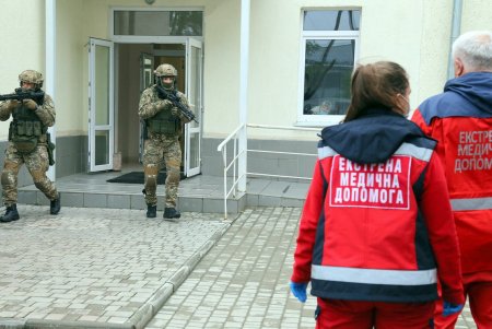 Со стрельбой и спецназом: в гимназии № 4 прошли учения по обезвреживанию террориста (фоторепортаж)