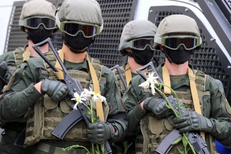 Со стрельбой и спецназом: в гимназии № 4 прошли учения по обезвреживанию террориста (фоторепортаж)