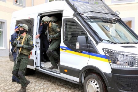 Со стрельбой и спецназом: в гимназии № 4 прошли учения по обезвреживанию террориста (фоторепортаж)