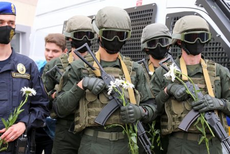 Со стрельбой и спецназом: в гимназии № 4 прошли учения по обезвреживанию террориста (фоторепортаж)
