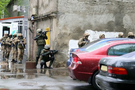 Со стрельбой и спецназом: в гимназии № 4 прошли учения по обезвреживанию террориста (фоторепортаж)