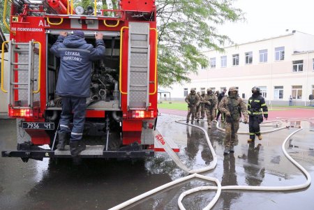 Со стрельбой и спецназом: в гимназии № 4 прошли учения по обезвреживанию террориста (фоторепортаж)