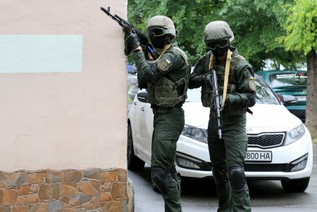Со стрельбой и спецназом: в гимназии № 4 прошли учения по обезвреживанию террориста (фоторепортаж)