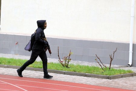 Со стрельбой и спецназом: в гимназии № 4 прошли учения по обезвреживанию террориста (фоторепортаж)