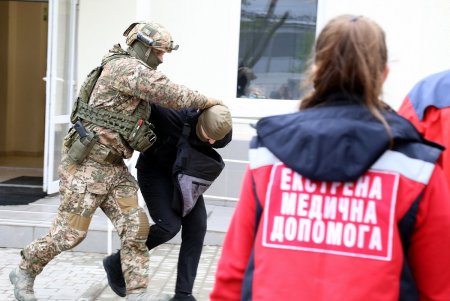 Со стрельбой и спецназом: в гимназии № 4 прошли учения по обезвреживанию террориста (фоторепортаж)