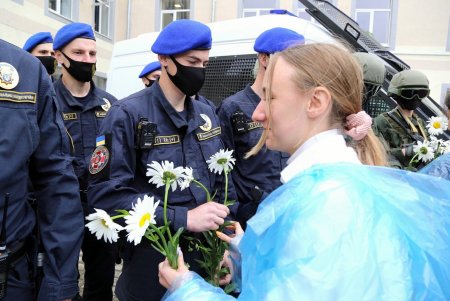 Со стрельбой и спецназом: в гимназии № 4 прошли учения по обезвреживанию террориста (фоторепортаж)