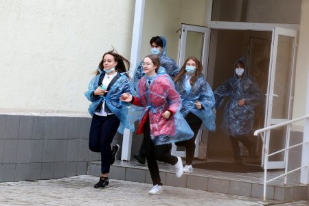 Со стрельбой и спецназом: в гимназии № 4 прошли учения по обезвреживанию террориста (фоторепортаж)