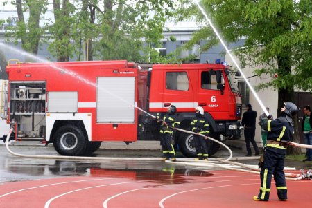 Со стрельбой и спецназом: в гимназии № 4 прошли учения по обезвреживанию террориста (фоторепортаж)