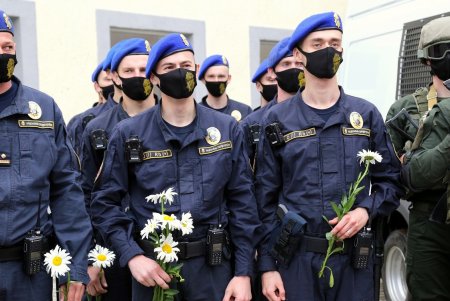 Со стрельбой и спецназом: в гимназии № 4 прошли учения по обезвреживанию террориста (фоторепортаж)