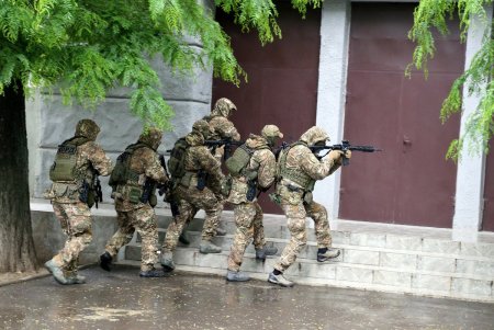 Со стрельбой и спецназом: в гимназии № 4 прошли учения по обезвреживанию террориста (фоторепортаж)