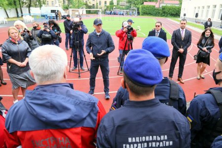 Со стрельбой и спецназом: в гимназии № 4 прошли учения по обезвреживанию террориста (фоторепортаж)