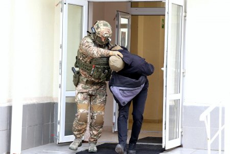 Со стрельбой и спецназом: в гимназии № 4 прошли учения по обезвреживанию террориста (фоторепортаж)