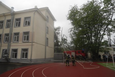 «Одесскую гимназию № 4 захватил террорист»: состоялось учебное занятие, как действовать в чрезвычайной ситуации (фото)