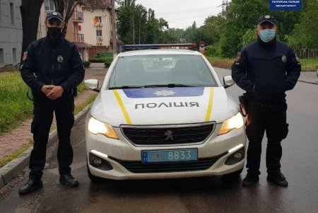 Одесские патрульные сопроводили в больницу ребенка, проглотившего батарейки