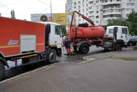 На улицах дежурят коммунальщики и очищают ливневые стоки в местах возможных подтоплений (фото)