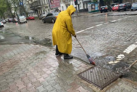 На улицах дежурят коммунальщики и очищают ливневые стоки в местах возможных подтоплений (фото)