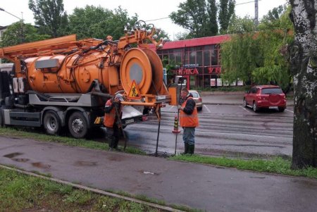 На улицах дежурят коммунальщики и очищают ливневые стоки в местах возможных подтоплений (фото)