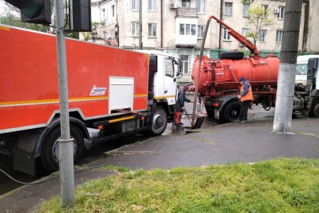На улицах дежурят коммунальщики и очищают ливневые стоки в местах возможных подтоплений (фото)