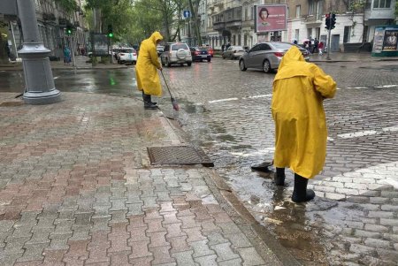 На улицах дежурят коммунальщики и очищают ливневые стоки в местах возможных подтоплений (фото)