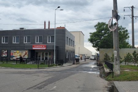 На двух перекрестках с оживленным движением установлены сферические зеркала, улучшающие видимость водителям