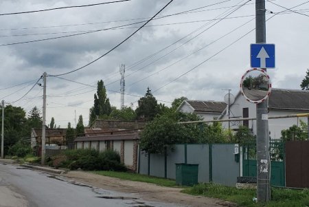 На двух перекрестках с оживленным движением установлены сферические зеркала, улучшающие видимость водителям